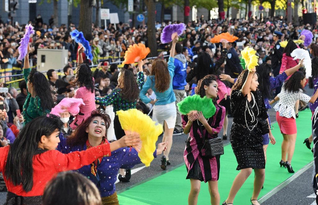 Tomioka High School Dance Club and Yoko Oginome Collaborate at Midosuji Autumn Party